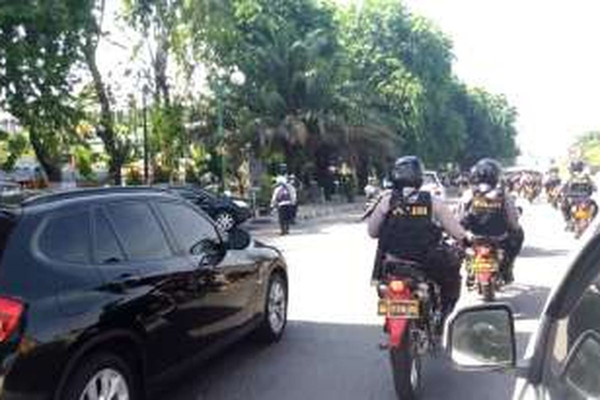 Puluhan polisi bersenjata yang menggunakan sepeda motor saat mengawal Gubernur DKI Jakarta Basuki Tjahaja Purnama saat meninggalkan Pasar Kebon Bawang, Tanjung Priok, Jakarta Utara, Selasa (13/9/2016).