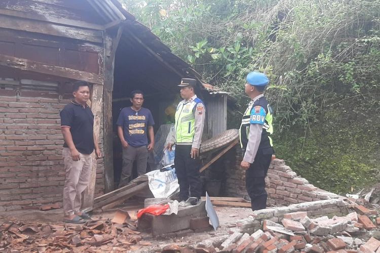 Rumah Warga Ambruk Diterjang Hujan Angin di Kebumen Jateng