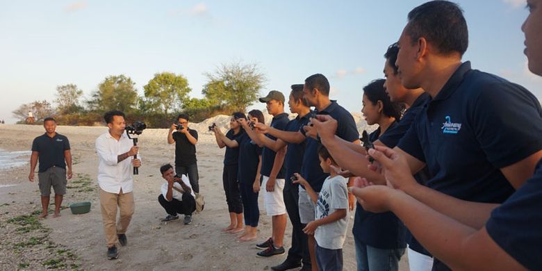 Program CSR Novotel Bali Ngurah Rai Airport melepas tukik di pantai Serangan, Bali, Selasa (10/7/2018). 