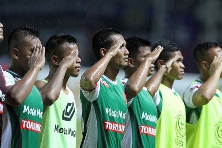 Para pemain PS TNI seusai mengalahkan Arema pada laga di Stadion Pakansari, Kabupaten Bogor, 31 Juli 2016. 