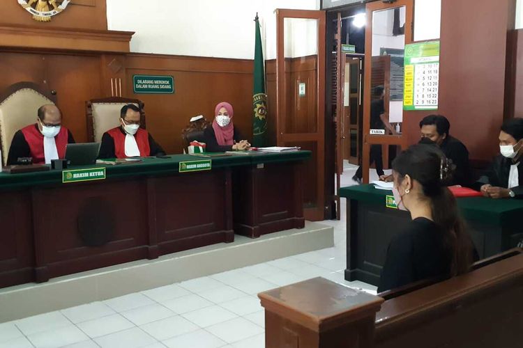 Sidang tuntutan perkara pencemaran nama baik klinik kecantikan di Pengadilan Negeri Surabaya, Kamis (21/10/2021).