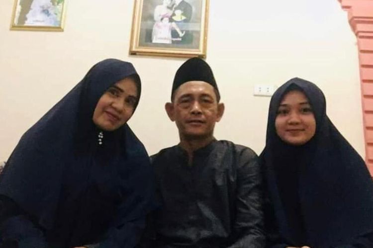 Dwita Okta Amelia Herdian bersama ayah, Heri dan ibunya Nurdiana Ritonga di Rokan Hulu, Riau, beberapa waktu lalu.