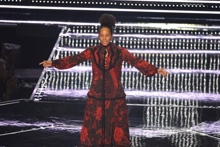 Alicia Keys menjadi presenter pada perhelatan MTV Video Music Awards 2016 di Madison Square Garden, New York, Minggu (28/8/2016).