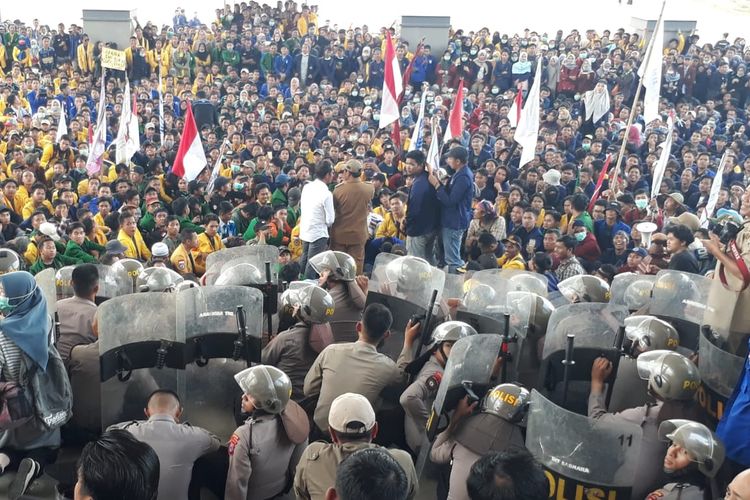 Ribuan mahasiswa menggeruduk kantor Gubernur Kalsel, Selasa (24/9/2019). Mahasiswa menuding Pemprov Kalsel tidak serius menangani karhutla yang menyebabkan munculnya kabut asap. 