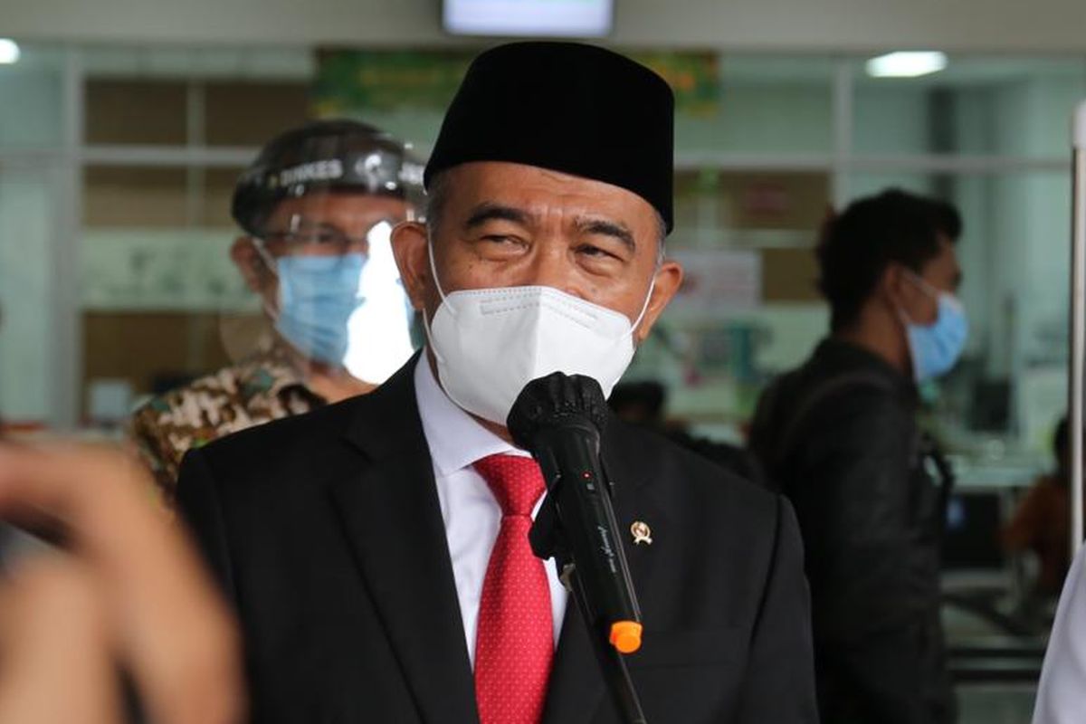 Coordinating Minister for Human Development and Culture Muhadjir Effendy visits the Special Hospital for Mothers and Children (RSKIA) in Bandung City on Wednesday, June 16.