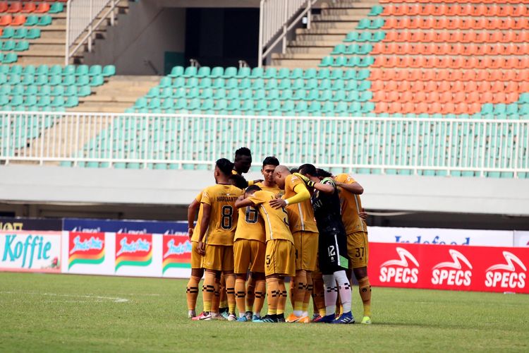 Pemain Bhayangkara FC berdoa bersama sebelum laga pekan 2 Liga 1 2021-2022 melawan Arema FC yang berakhir dengan skor 1-1 di Stadion Pakansari Bogor, Minggu (12/9/2021) sore.