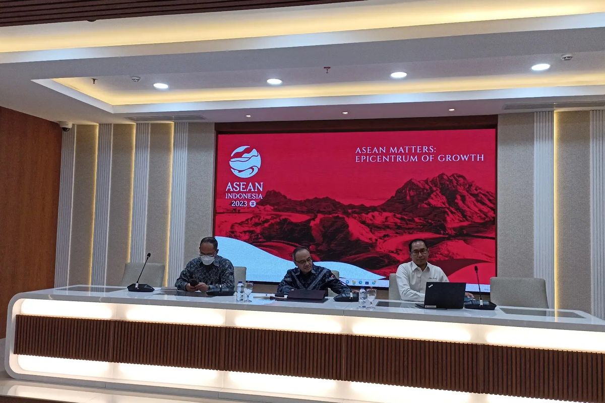 Direktur Perlindungan WNI dan BHI kemlu, Judha Nugraha (paling kanan) menjelaskan update informasi tentang kondisi WNI pasca gempa Turki di Kementerian Luar Negeri, Jumat (10/2/2023). 