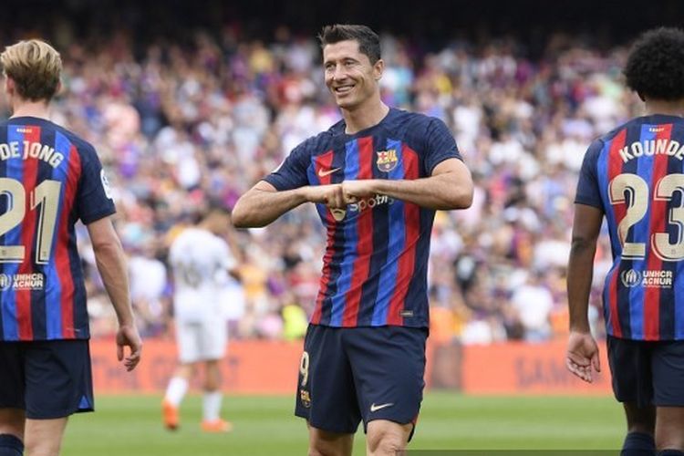 Striker Barcelona Robert Lewandowski merayakan golnya ke gawang Elche pada laga pekan keenam Liga Spanyol 2022-2023 di Stadion Camp Nou, Sabtu (17/9/2022) malam WIB.
