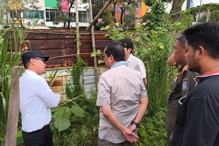 Lumpur Bikin Jalan Licin, Proyek Pool Taksi di Tangsel Ternyata Tak Punya Drainase