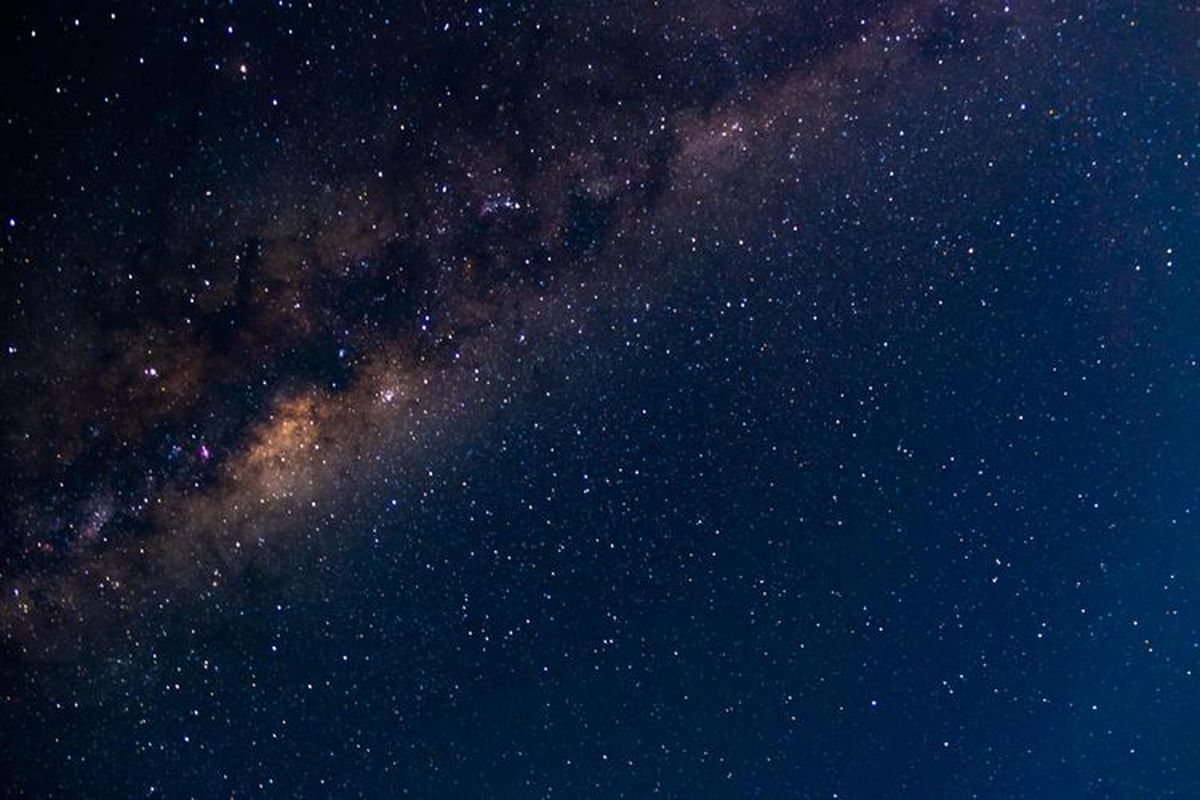 Milky Way atau Galaksi Bima Sakti.