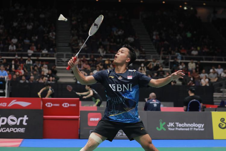 Anthony Sinisuka Ginting saat melawan Li Shi Feng (China) pada perempat final Singapore Open 2023 di Singapore Indoor Stadium, Jumat (9/6/2023). Terkini, Ginting lolos ke final Singapore Open 2023 setelah mengalahkan Kunlavut Vitidsarn. 