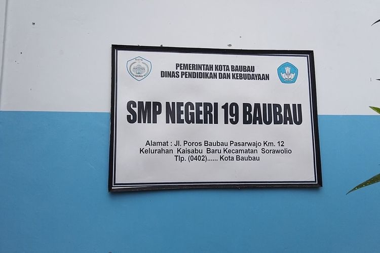 Seorang oknum guru SMP Negeri 19 Kota Baubau, Sulawesi Tenggara, LB, yang sengaja mencambuk siswanya karena marah dan kecewa.