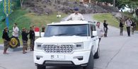 Prabowo Tiba di Lombok untuk Resmikan Bendungan, Sapa Warga dari Atas Maung