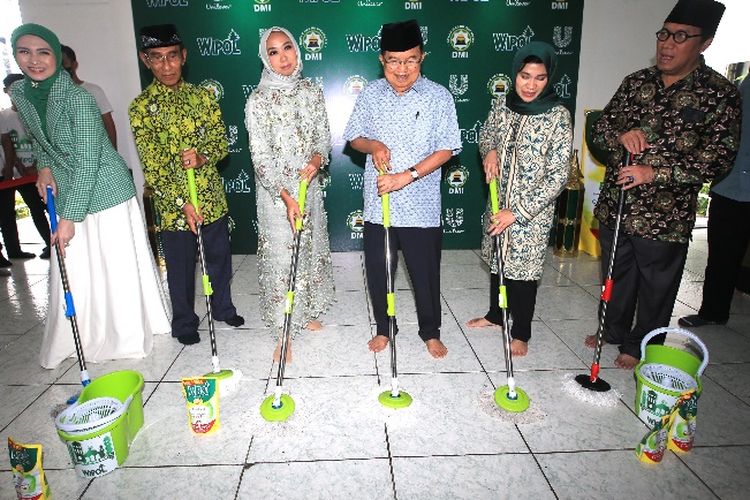 Unilever melalui Wipol Bioshield menargetkan membersihkan lanta 20.000 masjid hingga 2023 usai pada Gerakan Masjid Bersih (GMB). 