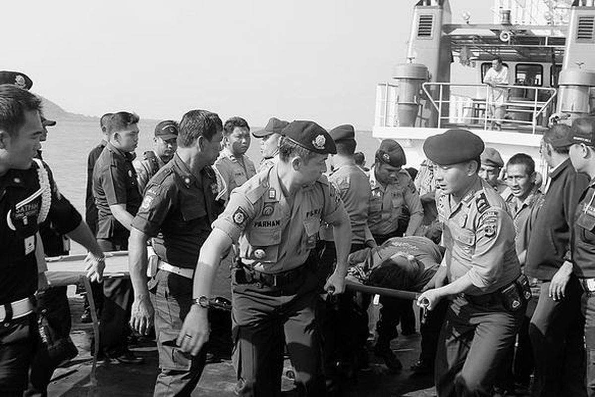 Sejumlah petugas mengevakuasi korban tabrakan kapal yang selamat di Dermaga II Pelabuhan Bakauheni, Lampung, Rabu (26/9). PT ASDP Indonesia Ferry menyatakan 213 penumpang dapat dievakuasi dan 7 orang tewas dalam insiden tenggelamnya KMP Bahuga Jaya.