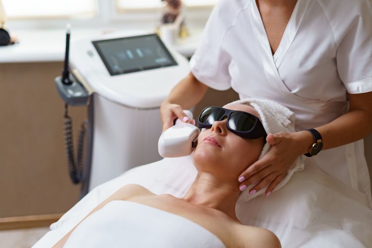 Ilustrasi laser treatment. Beragam treatment, dari laser hingga mikrodermabrasi, disebut membantu menghilangkan flek hitam di wajah. Simak penjelasan dokter.