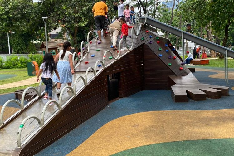 Tebet Eco Park memiliki fasilitas taman bermain untuk anak-anak. 