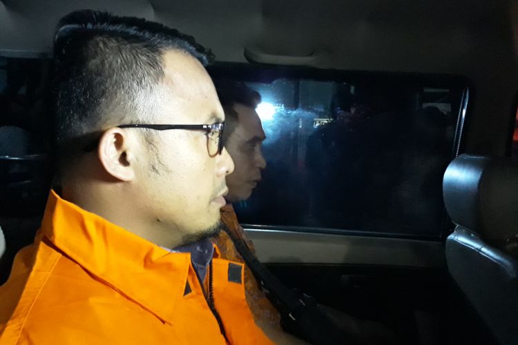 Anggota DPRD Provinsi Lampung Agus Bhakti Nugroho mengenakan rompi tahanan seusai diperiksa di Gedung KPK Jakarta, Jumat (27/7/2018).