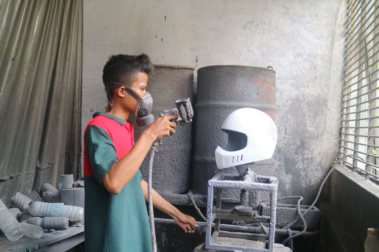 Proses pengerjaan helm custom di bengkel Trooper di Kota Solo, Jawa Tengah. Untuk satu helm, perlu waktu pembuatan selama 2-3 minggu dan dijual dengan kisaran harga Rp 650.000- Rp 1,5 juta.
