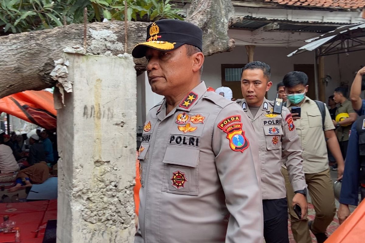 Kapolda Jatim Irjen Pol Nanang Avianto meninjau lokasi korban reruntuhan bangunan Ponpes Al-Khoziny Sidoarjo, Selasa (30/9/2025).
