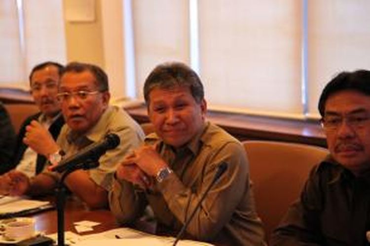 Kepala Badan Pelaksana Kegiatan Usaha Hulu Minyak dan Gas Bumi Priyono (kanan) bersama jajaran deputi berkunjung ke kantor Redaksi Harian Kompas di Jakarta, Selasa (26/4/2011). Mereka menyampaikan perkembangan produksi minyak dan gas bumi.