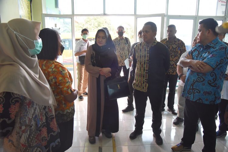 Wakil Ketua Komisi IX Dewan Perwakilan Rakyat (DPR) Republik Indonesia (RI) Emanuel Melkiades Laka Lena beserta Anggota Komisi IX melakukan kunjungan kerja ke Puskesmas Sota, Merauke, Papua Selatan pada Jumat (18/2/2023).