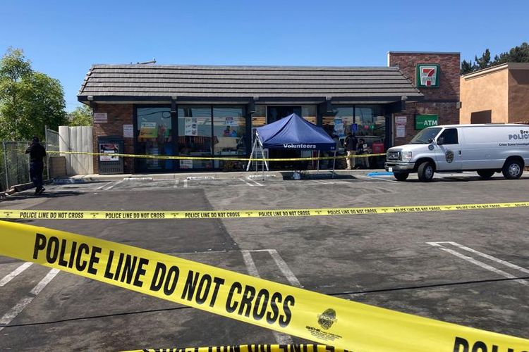 Rekaman TKP polisi menutup area parkir menyusul penembakan di toko 7-Eleven di Brea, California, pada Senin, 11 Juli 2022. Polisi mengatakan dua orang tewas dan tiga terluka dalam penembakan menjelang fajar di  empat toko 7-Eleven California Selatan.  Pihak berwenang mengatakan Senin bahwa setidaknya tiga dari empat penembakan diyakini terkait dengan pria bersenjata yang sama. 