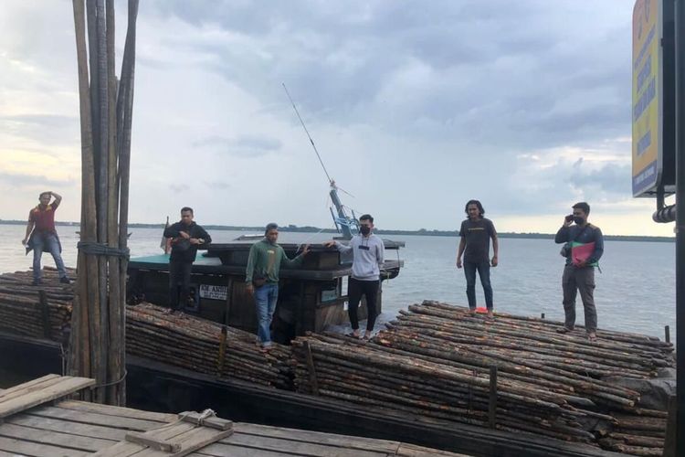 Petugas Satreskrim Polres Kepulauan Meranti saat mengamankan kapal penyelundup kayu bakau ke Malaysia, Sabtu (27/11/2021).