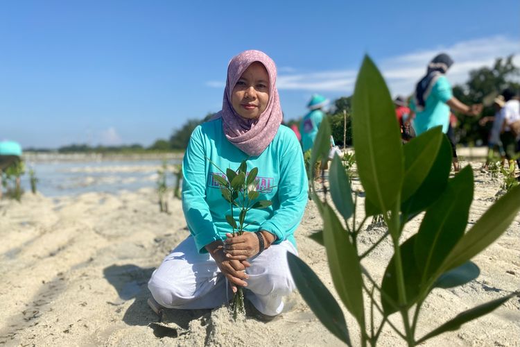 Perempuan pejuang Pulau Pari, Asmania, usai menanam mangrove di Pantai Rengge, Pulau Pari, Kepulauan Seribu, Jakarta, Senin (8/7/2023) pagi. 