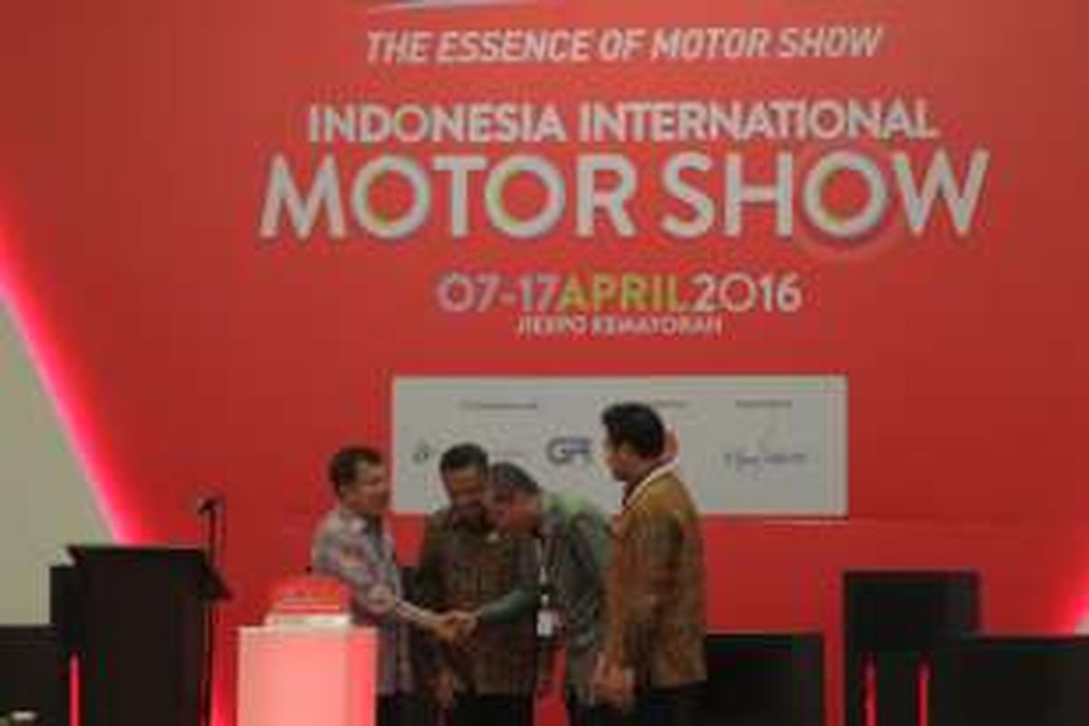 Wakil Presiden Jusuf Kalla disaksikan oleh Menteri Perindustrian Saleh Husin, bersalaman dengan CEO Kompas Gramedia Liliek Oetama, dalam pembukaan Indonesia International Motor Show 2016, di JIExpo Kemayoran, Jakarta, Kamis (7/4/2016). Pameran otomotif ini akan berlangsung hingga 17 April 2016.