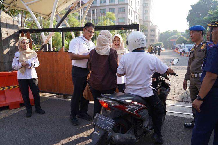 ASN Jaksel Bawa Kendaraan Pribadi di Hari Wajib Naik Transum, Mobil Diderek