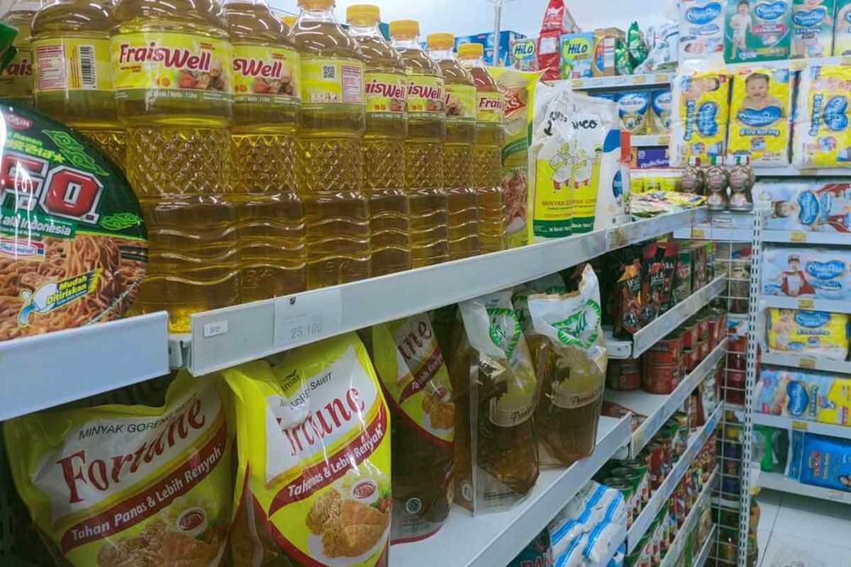 Minyak goreng di salah satu mini market di Ambon dijual dengan harga Rp 28.000 per liter, Selasa (30/3/2022)