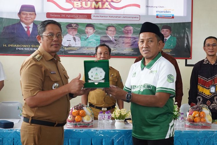 Ketua Umum GP Ansor Addin Jauharudin (kanan) saat meresmikan Warung Buma di Bekasi, Jawa Barat, Selasa (26/8/2025).