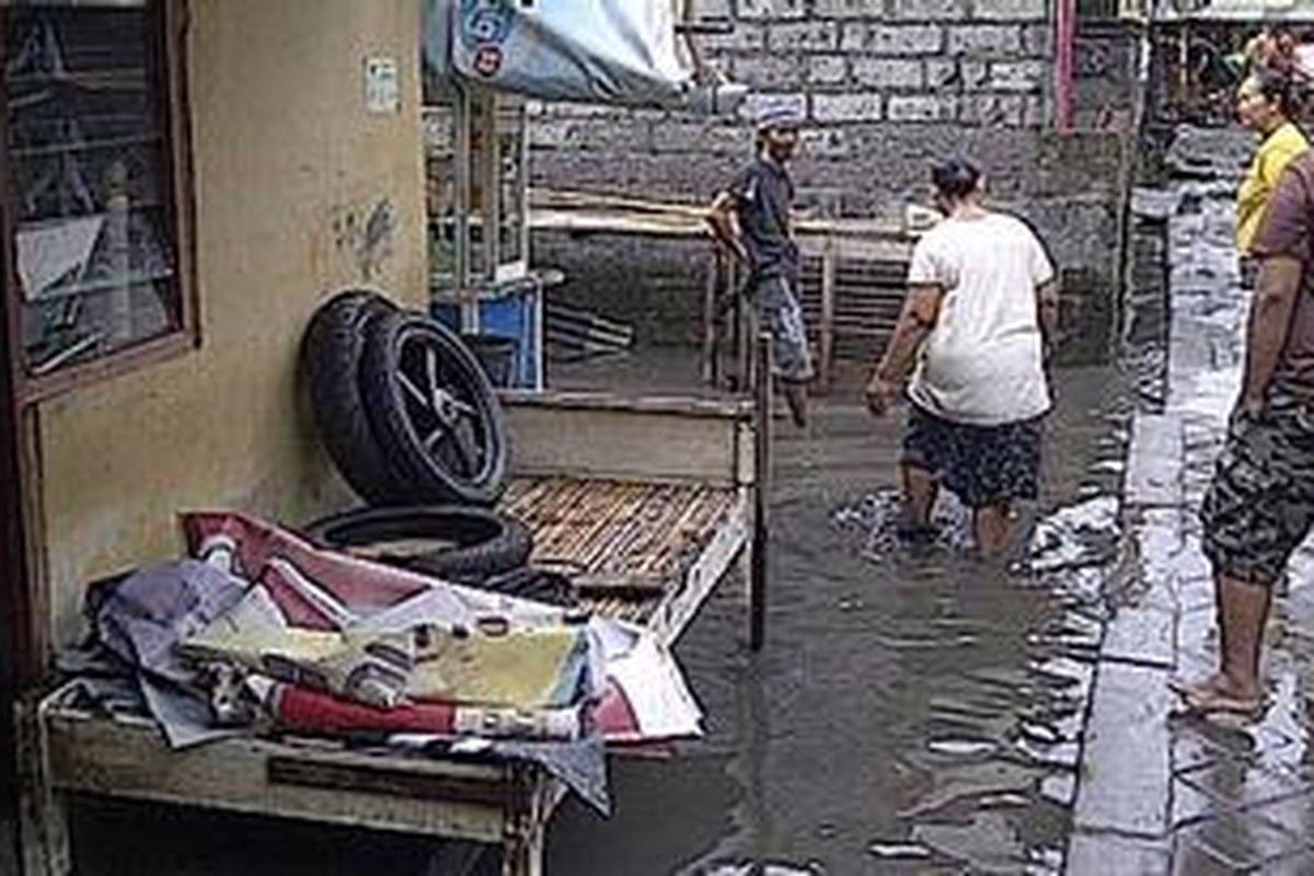 Ratusan rumah warga di kawasan Monang-Maning, Denpasar terendam banjir akibat hujan deras yang mengguyur sejak Rabu (18/07/2012) pagi tadi.