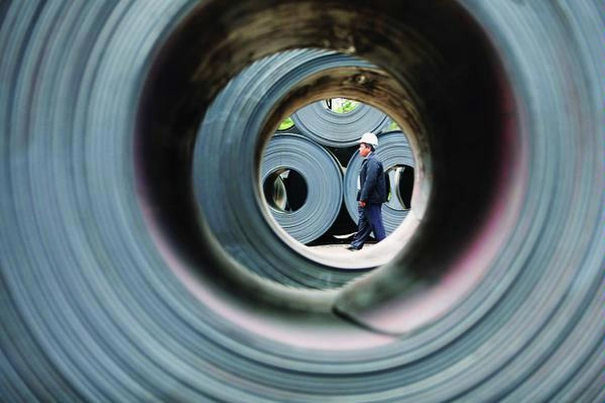 Petugas menginspeksi produksi baja lembaran di PT Krakatau Steel (Persero) di Cilegon, Banten, Selasa (6/4). Krakatau Steel melakukan kesepakatan kerja sama dengan Pohang Steel Company Korea untuk mengembangkan pabrik baru. Target produksi tahap pertama 3 juta ton pelat baja pada akhir 2013 dan tahap dua 6 juta ton pelat baja.