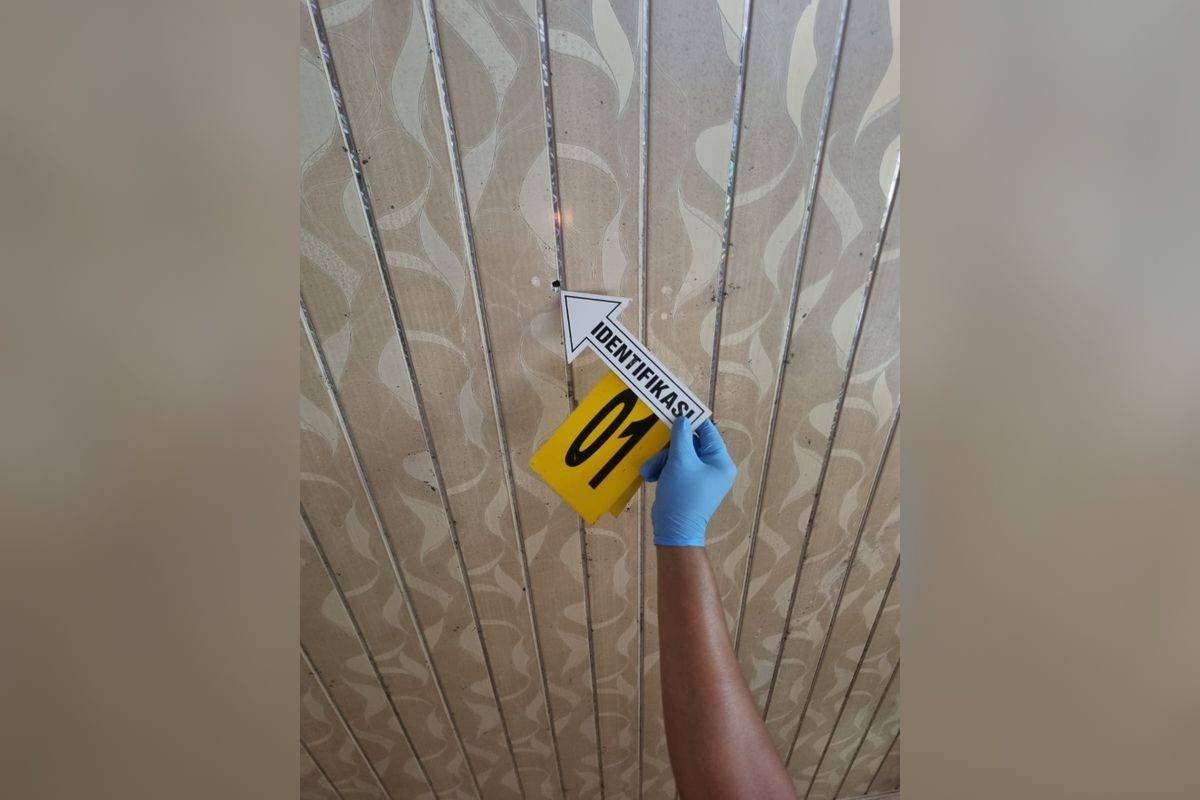 Bekas lobang proyektil peluru yang menembusi atap hingga mengenai wanita berinisial N di Kecamatan Tallo, Kota Makassar, Sulsel, Minggu (7/1/2024)