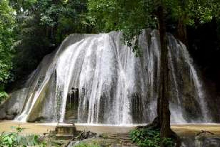 Air Jatuh Tirta Rimba yang beradadi kota Baubau, Sulawesi Tenggara ini menjadi tempat favorit bagi para pengunjung untuk berwisata.