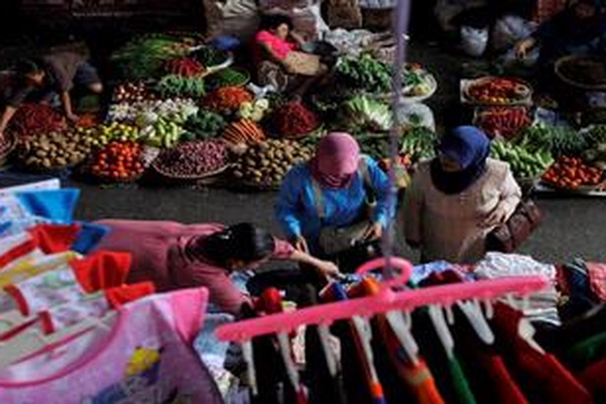 Pedagang kebutuhan pokok seperti sayu-sayuran, ikan, dan daging ayam di Pasar Kebayoran Lama, Jakarta Selatan, Rabu (1/5/2013). Badan Pusat Statistik mencatat pada bulan April 2013 terjadi deflasi sebesar 0,1 persen. Deflasi disebabkan turunnya harga seperti bahan makanan, sandang, beras hingga emas.

