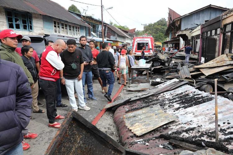 Bupati Tapanuli Utara Nikson Nababan mengunjungi lokasi kebakaran di Pasar Sarulla, Kecamatan Pahae Jae, Sabtu (1/10/2022). Kebakaran yang terjadi pascagempa itu, menghanguskan 19 unit Ruko.