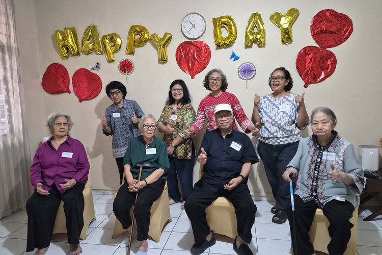 Di Balik Pekerjaan Pemandu Lansia Daycare, Ada Rindu yang Perlahan Terobati