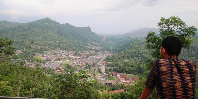 Lanskap Kota Sawahlunto, Sumatera Barat, dilihat dari kawasan Puncak Cemara, Sawahlunto, Kamis (28/5/2015). Kota yang terletak sekitar 90 kilometer dari Padang (ibu kota Sumatera Barat) ini terus menggenjot sektor pariwisata. Kota Sawahlunto menawarkan destinasi berupa kota tua yang berisi bangunan dan fasilitas sisa kegiatan pertambangan batubara yang berjaya sejak 1888 hingga akhir abad ke-20.