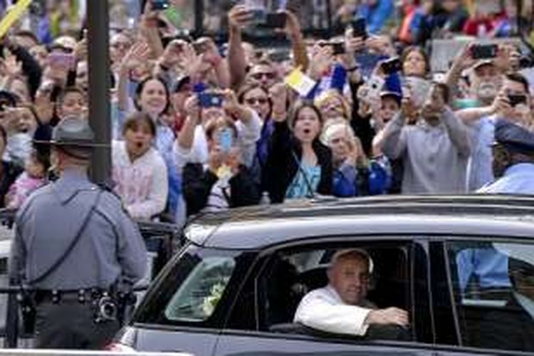Mobil Fiat 500L yang digunakan Paus Fransiskus saat berkunjung ke Philadelphia, AS tahun lalu dilelang.