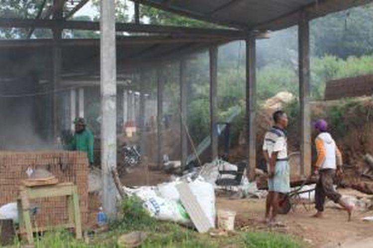 Aktivitas pembakaran batu bata di Dusun Kretek RT 6 RW 8, Desa Lerep Ungaran Barat