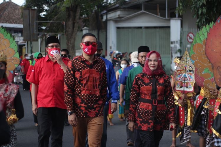 Bakal Calon Wali Kota dan Wakil Wali Kota Magelang, Aji Setyawan dan Windarti Agustina, secara resmi mendaftarkan diri ke Komisi Pemilihan Umum (KPU) Kota Magelang, Jumat (4/9/2020).