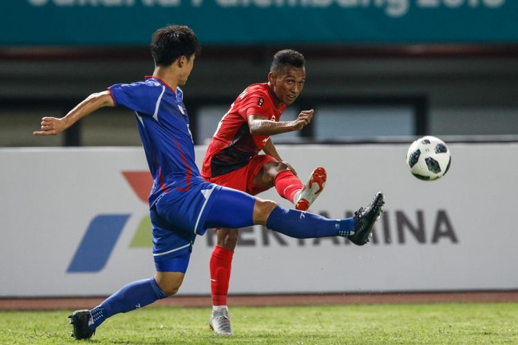 Pesepak bola Indonesia Irfan Jaya mengumpan bola pada pertandingan Grup A Asian Games ke-18 di Stadion Patriot, Bekasi Minggu (12/8/2018). Timnas Indonesia menang dengan skor 4-0.