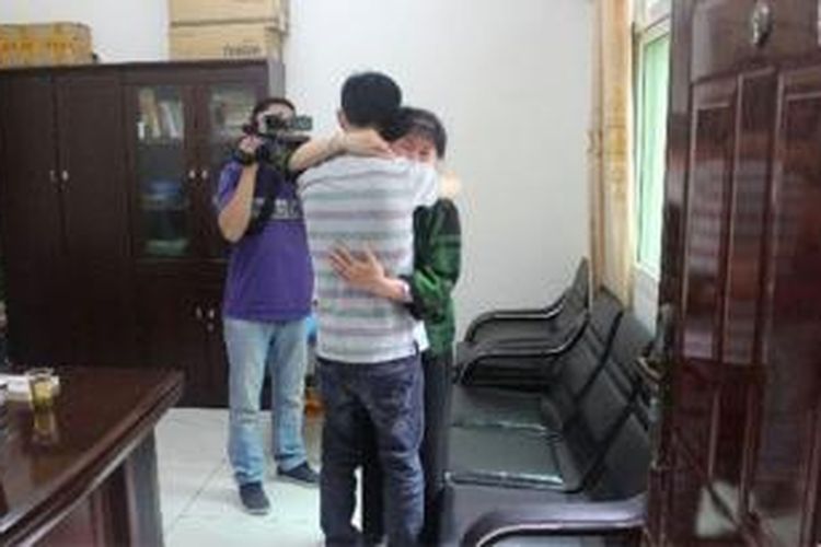 Jiang Ming (37) memeluk ibu kandungnya yang selama 29 tahun terpisah setelah dia tanpa sengaja menaiki sebuah kereta api yang membawanya jauh dari rumah pada 1986.