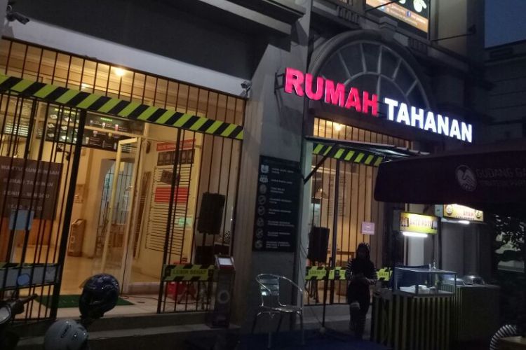 Bertempat di Grand Galaxy City, Bekasi, rumah makan ini mengusung konsep penjara.