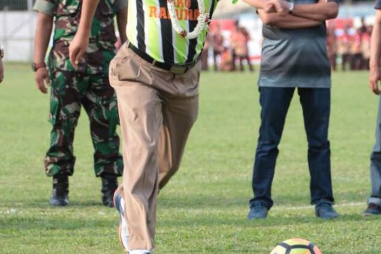 Kementerian Pemuda dan Olahraga melalui Deputi III Bidang Pembudayaan Olahraga menggelar seremonial kick off Liga Sepakbola Pelajar (LSP) U14 dan U-16 memperebutkan Piala Menpora 2017 di Stadion Mutiara Kota Kisaran, Kabupaten Asahan, Sumatera Utara, Kamis (25/5).