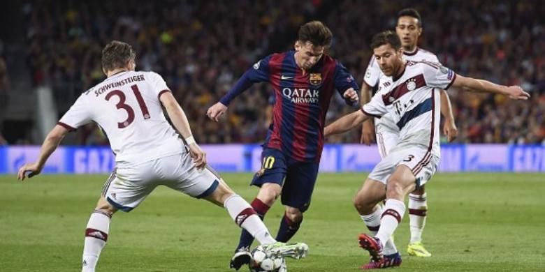 Striker Barcelona, Lionel Messi (tengah), mencoba melewati hadangan dua pemain Bayern Muenchen, Bastian Schweinsteiger (kiri) dan Xabi Alonso (kanan), pada laga semifinal Liga Champions di Camp Nou, Rabu (6/5/2015).