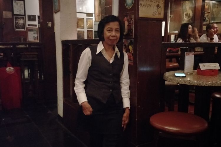 Wirda, pelayan yang telah bekerja selama 30 tahun di Jaya Pub, Jakarta Pusat.